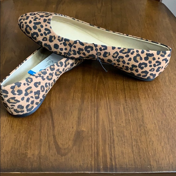 Wide width leopard flats. - Picture 2 of 9